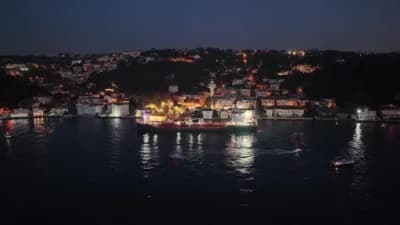 İstanbul Boğazı Kanlıca açıklarında kıyıya yaklaşan kimyasal madde taşıyan tanker ve kurtarma römorkörleri