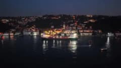 İstanbul Boğazı Kanlıca açıklarında kıyıya yaklaşan kimyasal madde taşıyan tanker ve kurtarma römorkörleri