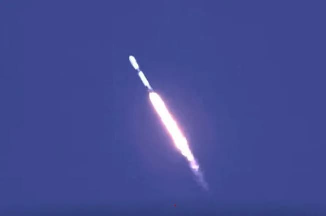 Kırgızistan'ın ilk ulusal uydusu, ABD'li SpaceX şirketine ait Falcon 9 taşıyıcı roketiyle uzaya fırlatıldı.