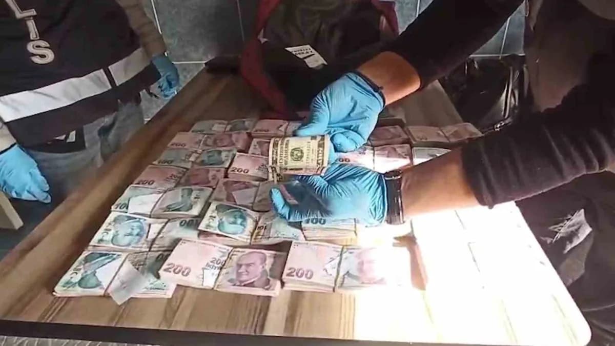 Belediye personelinin evinden çıkan paralara el konuldu