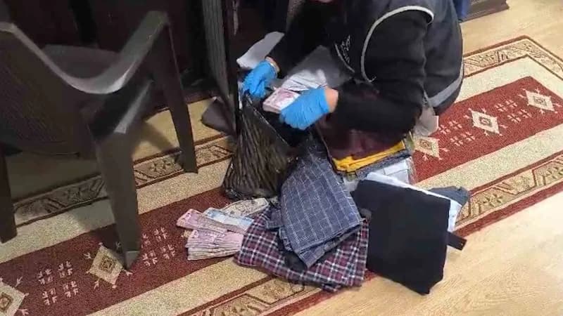 Belediye personelinin evinden çıkan paralara el konuldu