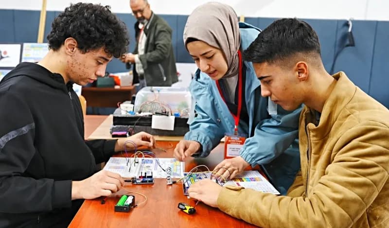 Kırıkkale'de mehter takımı gösterisiyle başlayan TÜBİTAK 4007 Bilim Şenliği, öğrencileri Bilim ve te