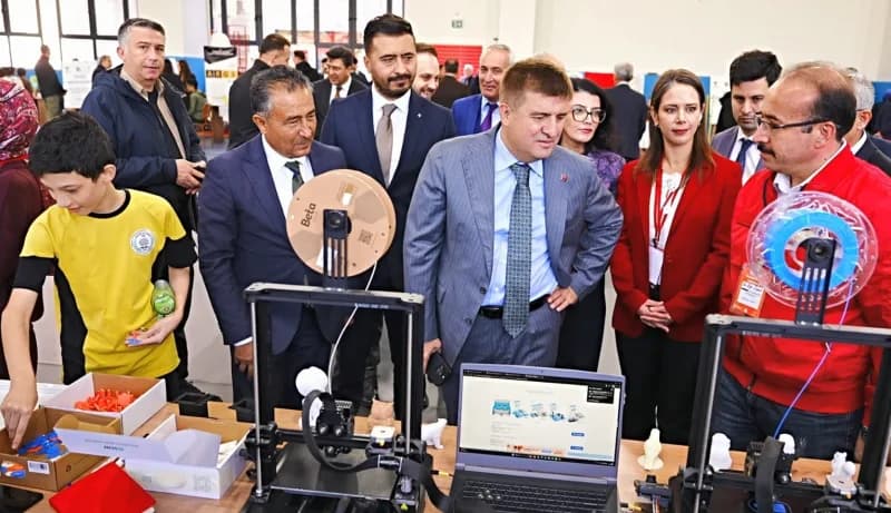 Açılışın ardından Vali Hüseyin Engin Sarıibrahim, beraberindekilerle şenlik alanındaki stantları gez
