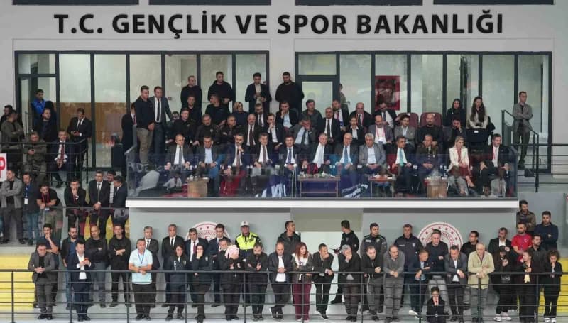 Gençlik ve Spor Bakanı Osman Aşkın Bak ve protokol üyeleri karşılaşmayı takip etti