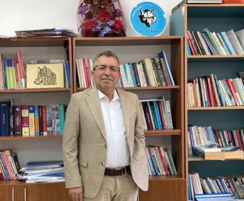 Kırım Tatar mutfağını anlatan kitabın kapağı ve Niğde'de kültürel etkinlik