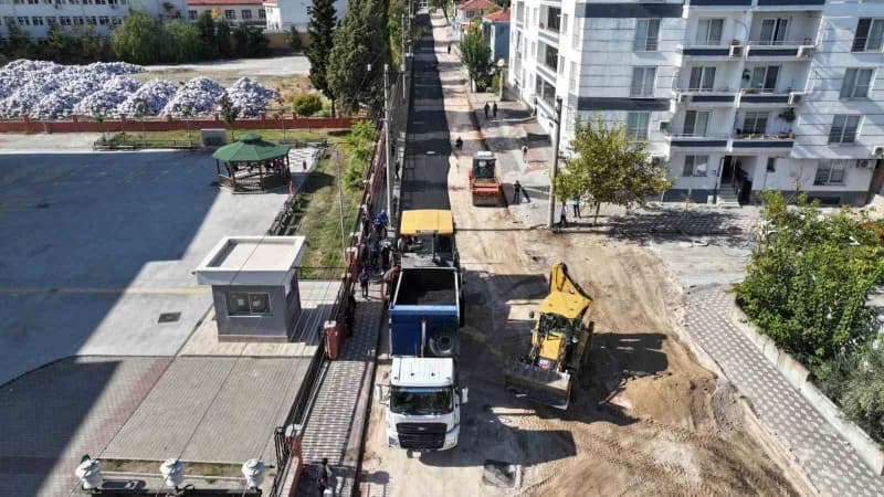 Kırkağaç ilçesinde sıcak asfalt serimi yapan iş makineleri ve ekipler çalışma yapıyor