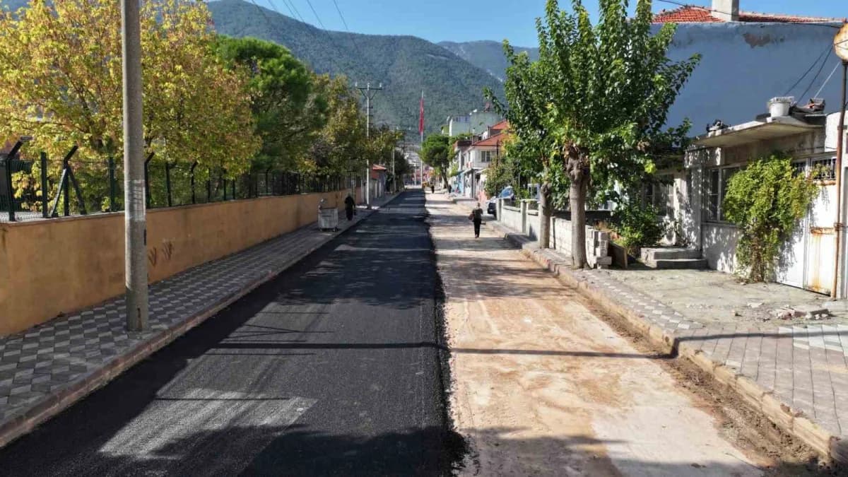 Manisa Büyükşehir Belediyesi, Kırkağaç ilçesinde altyapı çalışmaları nedeniyle bozulan ve her Salı g