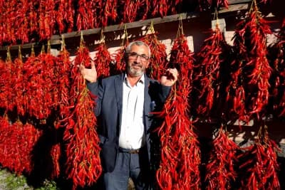 Bilecik Çukurören köyünde balkon ve duvarlarda kurutulan coğrafi işaretli kırmızıbiberler