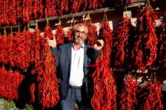 Bilecik Çukurören köyünde balkon ve duvarlarda kurutulan coğrafi işaretli kırmızıbiberler