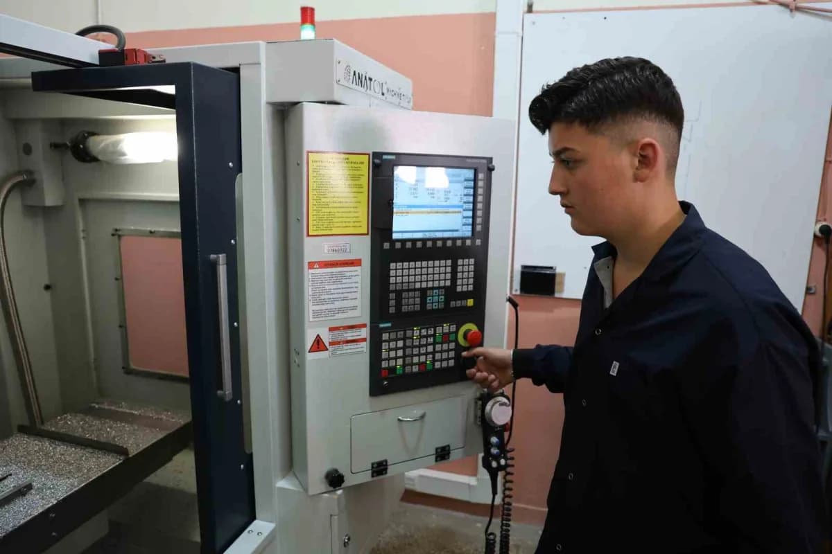 Kırşehir Mesleki ve Teknik Anadolu Lisesi öğrencileri, daha önce ürettikleri "Ahi Bot" isimli robotun ardından kentte bi