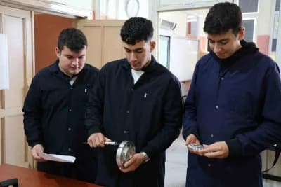Kırşehir Mesleki ve Teknik Anadolu Lisesi öğrencileri endüstriyel robot kol üretimi yaparken