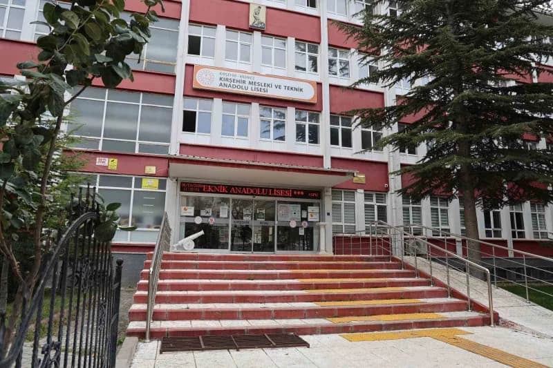 Kırşehir Mesleki ve Teknik Anadolu Lisesi öğrencileri, daha önce ürettikleri "Ahi Bot" isimli robotun ardından kentte bi