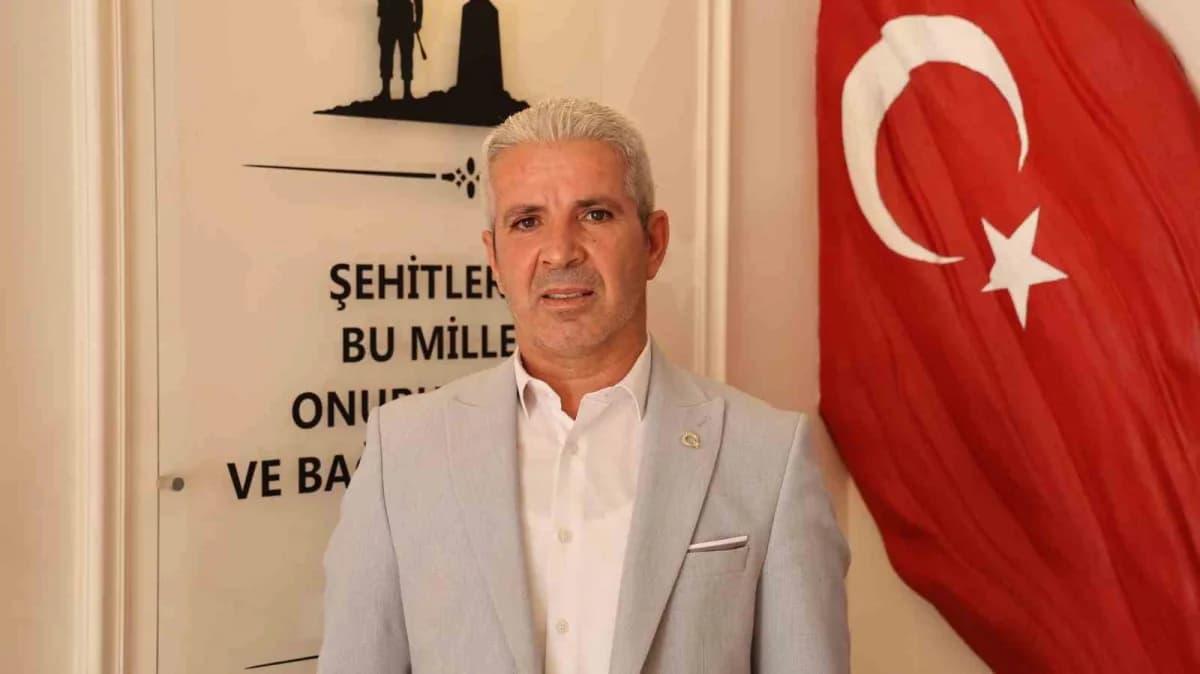 Kırşehir Şehit Aileleri Derneği Başkanı Mutlu Kılıçaslan genel kurulda konuşma yaparken