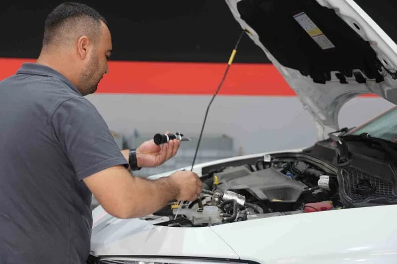 Kış öncesi araç bakımı için akü, antifriz ve fren sisteminin kontrol edilmesi gereken otomobil