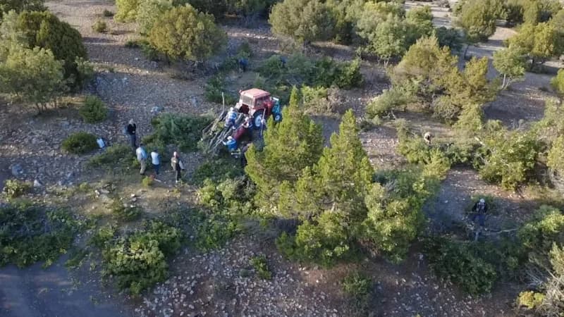 Yozgat'ın Çekerek ilçesine bağlı Kuruçay köyünde yaşayan vatandaşlar, kış mevsimi öncesinde yakacak odun ihtiyaçlarını i