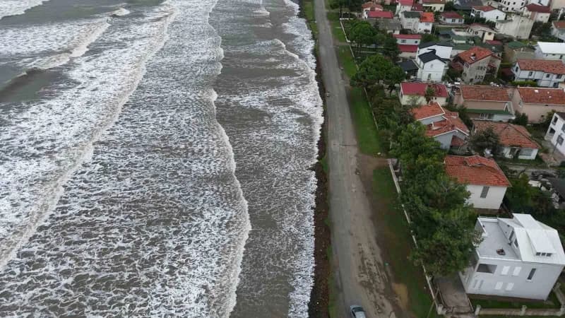 Samsun'un Atakum ilçesinde kıyı erozyonunun etkisiyle sahil şeridi her geçen gün daha fazla zarar görüyor. Denizin karay