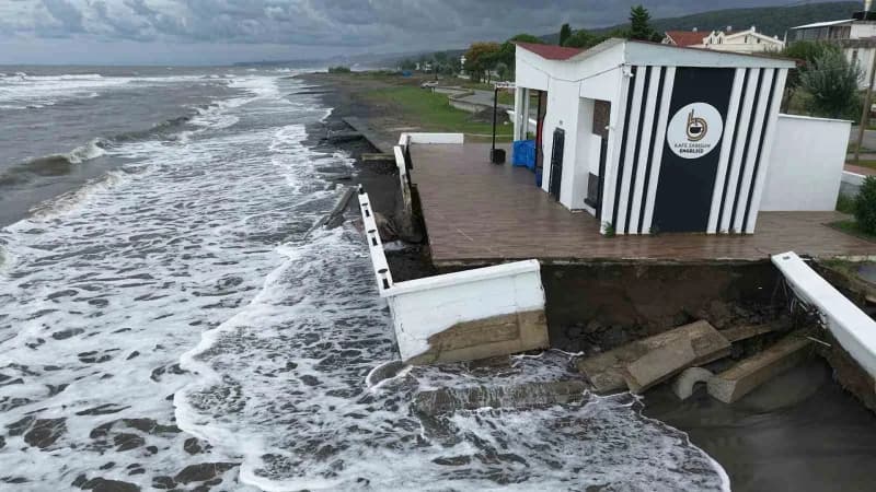 Samsun'un Atakum ilçesinde kıyı erozyonunun etkisiyle sahil şeridi her geçen gün daha fazla zarar görüyor. Denizin karay