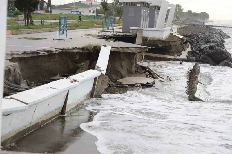 Samsun’un Atakum ilçesinde kıyı erozyonunun etkisiyle sahil şeridi her geçen gün daha fazla zarar görüyor. Denizin karay