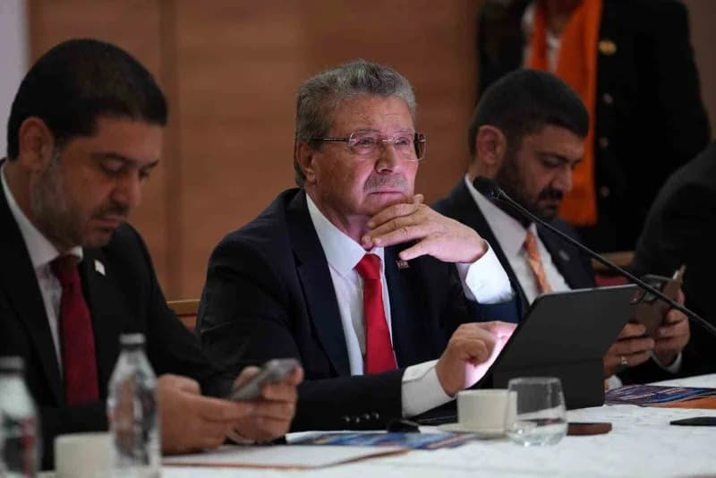 KKTC Başbakanı Ünal Üstel seçim kampanyası toplantısında konuşma yaparken