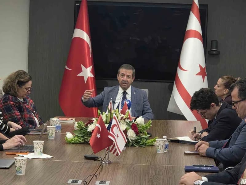 KKTC Dışişleri Bakanı Tahsin Ertuğruloğlu basın toplantısında konuşuyor