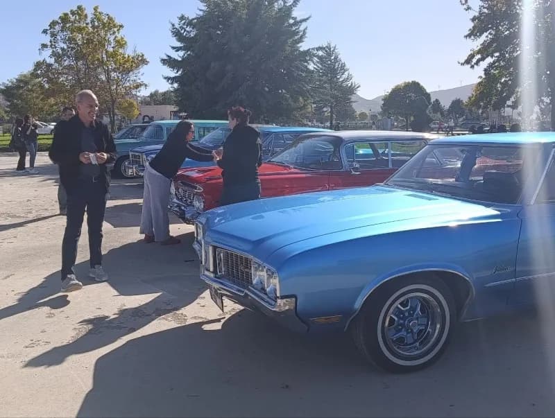 Beyşehir Gölü çevresinde tur atan Klasik otomobillerden oluşan grup, Vuslat Parkı’nda araçlarını ser