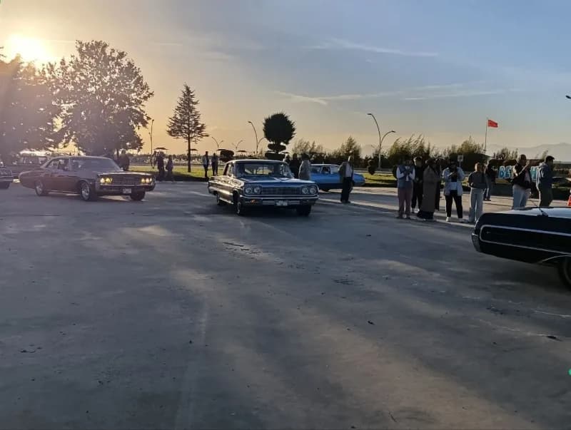 Beyşehir Gölü çevresinde tur atan Klasik otomobillerden oluşan grup, Vuslat Parkı’nda araçlarını ser