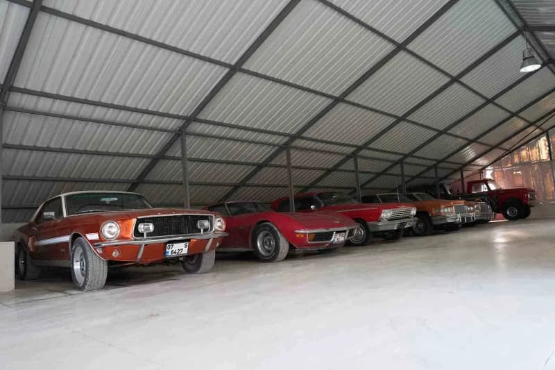 Pasinler ilçesi yolu üzerindeki bir fabrikada bulunan koleksiyonda, 1959 modelden 1978 modele kadar farklı marka ve mode