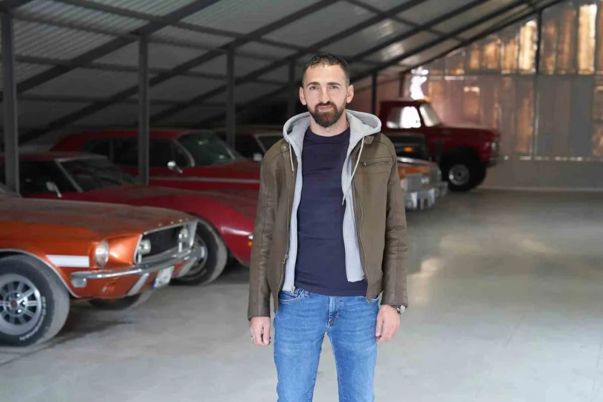 Erzurum'da yaşayan Burak Arpacık, yaklaşık 10 yıl önce babasından devraldığı Klasik otomobil merakını 11 araçlık koleksi