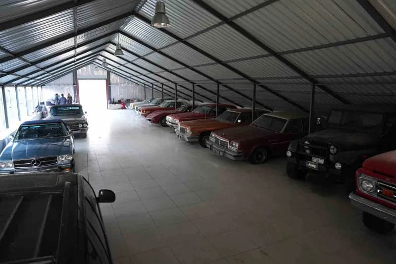 Erzurum'da yaşayan Burak Arpacık, yaklaşık 10 yıl önce babasından devraldığı Klasik otomobil merakını 11 araçlık koleksi