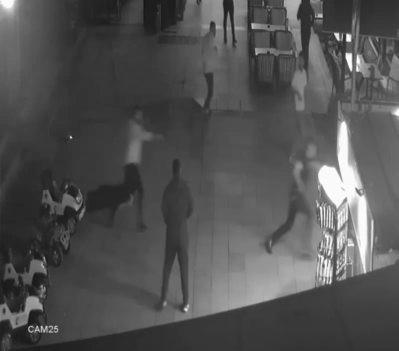 Kocaeli İzmit'te kafede çıkan silahlı kavgaya ait güvenlik kamerası görüntüleri