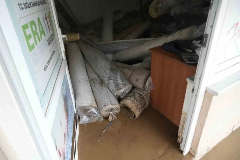Kocaeli'nin Başiskele ilçesinde etkili olan sağanak nedeniyle Yaylacık Mahallesinde bazı evler, araçlar ve iş yerleri su