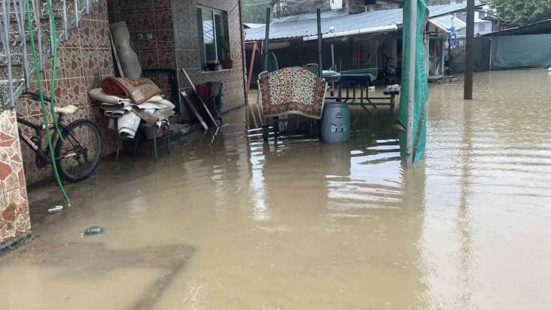 Kocaeli'nin Başiskele ilçesinde etkili olan sağanak nedeniyle Yaylacık Mahallesinde bazı evler, araçlar ve iş yerleri su