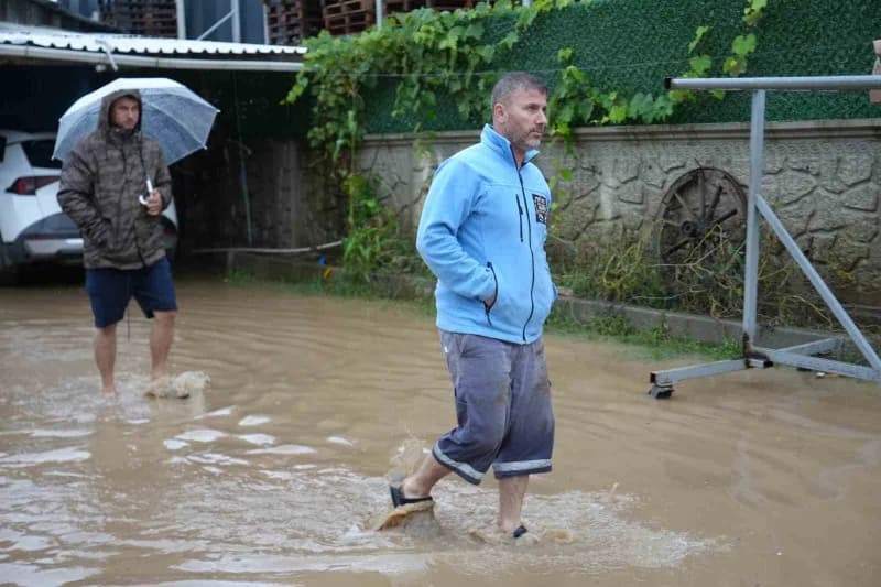 Kocaeli'nin Başiskele ilçesinde etkili olan sağanak nedeniyle Yaylacık Mahallesinde bazı evler, araçlar ve iş yerleri su