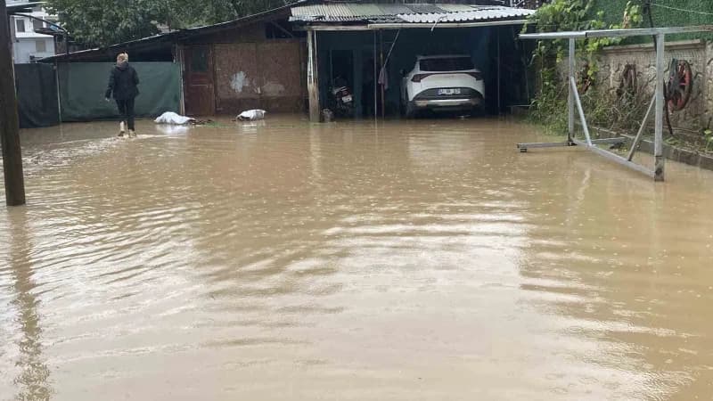 Kocaeli'nin Başiskele ilçesinde etkili olan sağanak nedeniyle Yaylacık Mahallesinde bazı evler, araçlar ve iş yerleri su