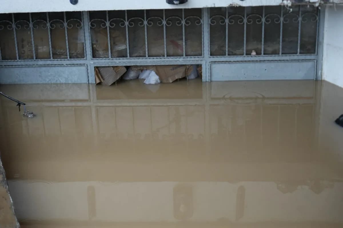 Kocaeli Başiskele Yaylacık Mahallesi'nde sağanak sonrası suyla dolan market deposu ve sel suları