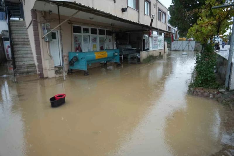 Kocaeli'nin Başiskele ilçesinde etkili olan sağanak nedeniyle Yaylacık Mahallesinde bazı evler, araçlar ve iş yerleri su