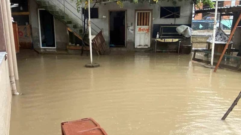 Kocaeli'nin Başiskele ilçesinde etkili olan sağanak nedeniyle Yaylacık Mahallesinde bazı evler, araçlar ve iş yerleri su