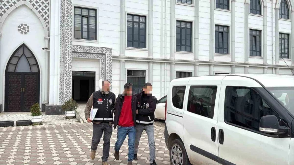 Kocaeli Körfez ilçesinde bir apartman önünde polis ekipleri ve olay yeri inceleme çalışması