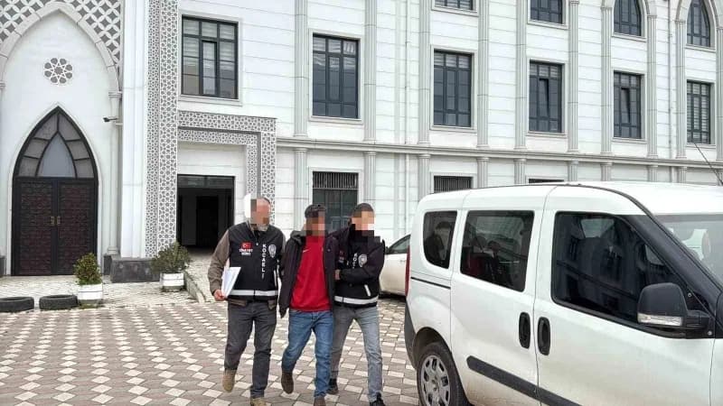 Kocaeli Körfez ilçesinde bir apartman önünde polis ekipleri ve olay yeri inceleme çalışması