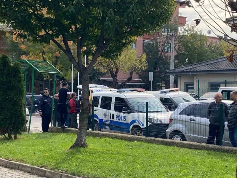 Kocaeli'de yatak odasında arkadaşına ait eşofman bulduğunu iddia ederek kızının düğününe 2 gün kala eşini 8 bıçak darbes