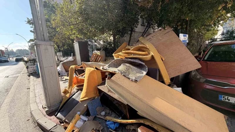 Kocaeli’nin İzmit ilçesinde çöp konteyneri çevresinde biriken atık ve kullanılmış ev eşyaları kaldırıma taştı.