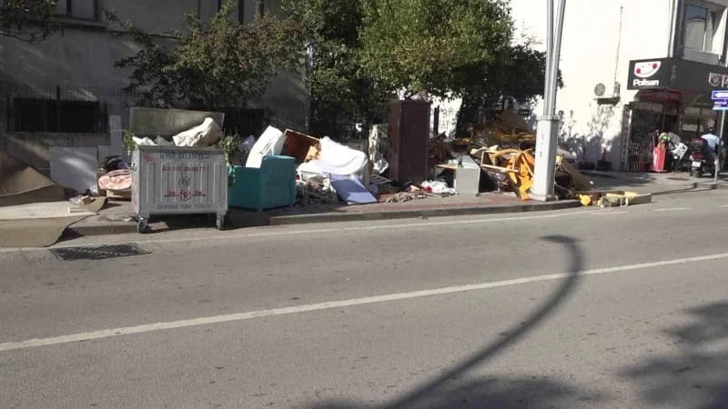 Kocaeli’nin İzmit ilçesinde çöp konteyneri çevresinde biriken atık ve kullanılmış ev eşyaları kaldırıma taştı.