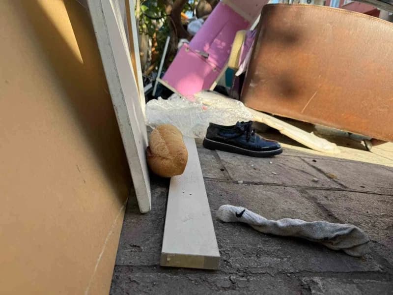 Kocaeli’nin İzmit ilçesinde çöp konteyneri çevresinde biriken atık ve kullanılmış ev eşyaları kaldırıma taştı.