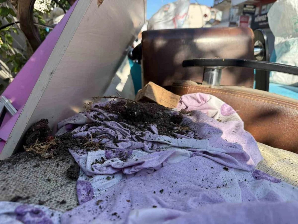 Kocaeli’nin İzmit ilçesinde çöp konteyneri çevresinde biriken atık ve kullanılmış ev eşyaları kaldırıma taştı.
