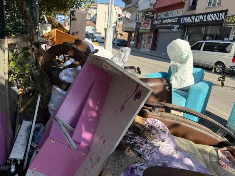 Kocaeli’nin İzmit ilçesinde çöp konteyneri çevresinde biriken atık ve kullanılmış ev eşyaları kaldırıma taştı.