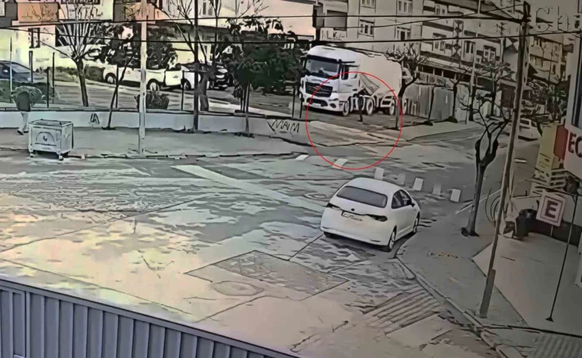 Kardeşinin tıra binmesinin ardından saklandığı yerden çıkan sanığın ateş ettiği dehşet anları güvenlik kamerasına saniye
