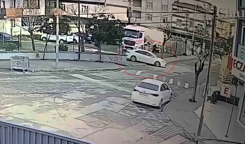 Kardeşinin tıra binmesinin ardından saklandığı yerden çıkan sanığın ateş ettiği dehşet anları güvenlik kamerasına saniye