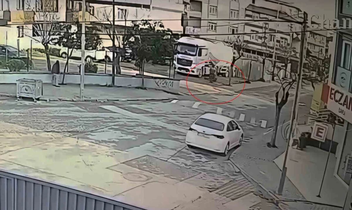 Kocaeli Darıca'da tırın altında saklanan sanığın kardeşine ateş ettiği anların güvenlik kamerası görüntüsü