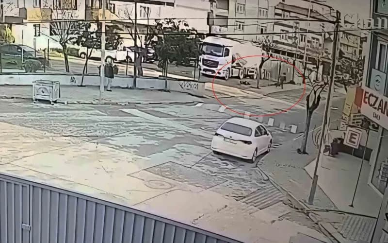 Kardeşinin tıra binmesinin ardından saklandığı yerden çıkan sanığın ateş ettiği dehşet anları güvenlik kamerasına saniye