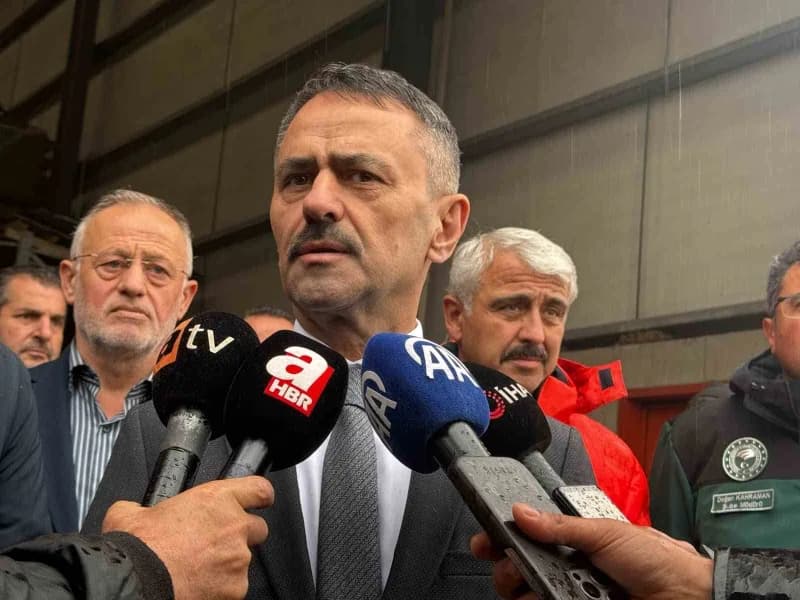 Kocaeli'de sağanak sonrası dere yatağında bulunan ters dönmüş araç ve arama çalışmaları